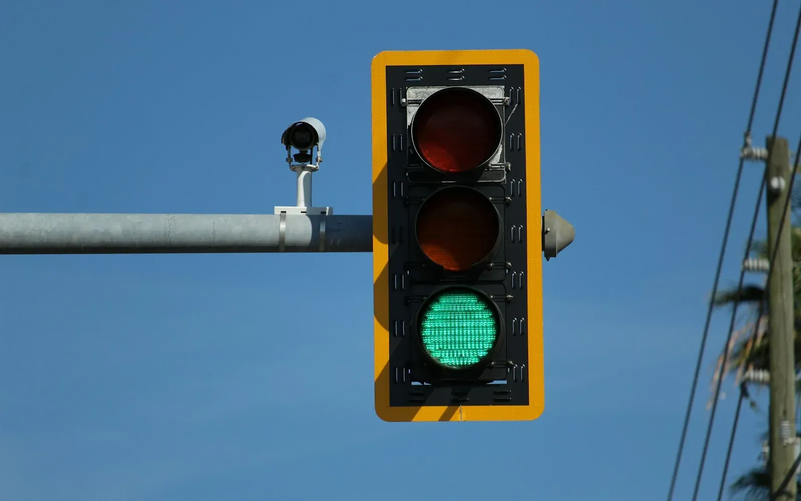 Verkehrsampel mit grünem Licht vor blauem Himmel – Ampelsystem für BDSM Anfänger