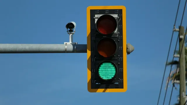 Verkehrsampel mit grünem Licht vor blauem Himmel – Ampelsystem für BDSM Anfänger