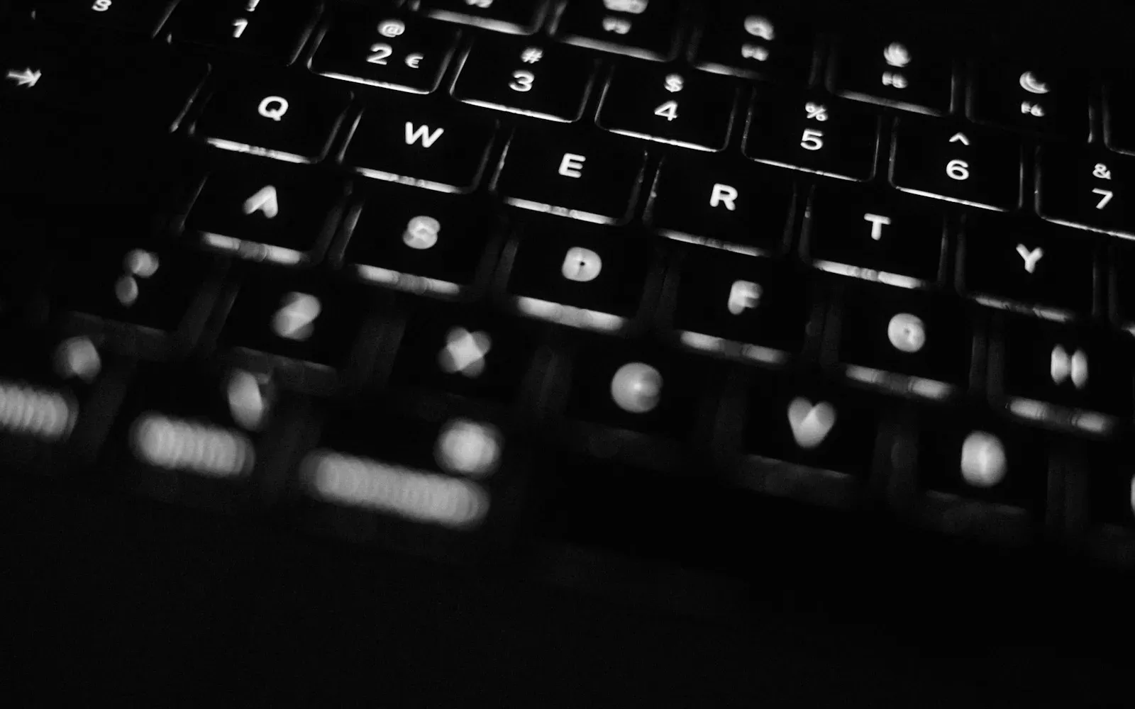 Beleuchtete Laptop-Tastatur im Dunkeln – Joyclub oder FetLife im Vergleich